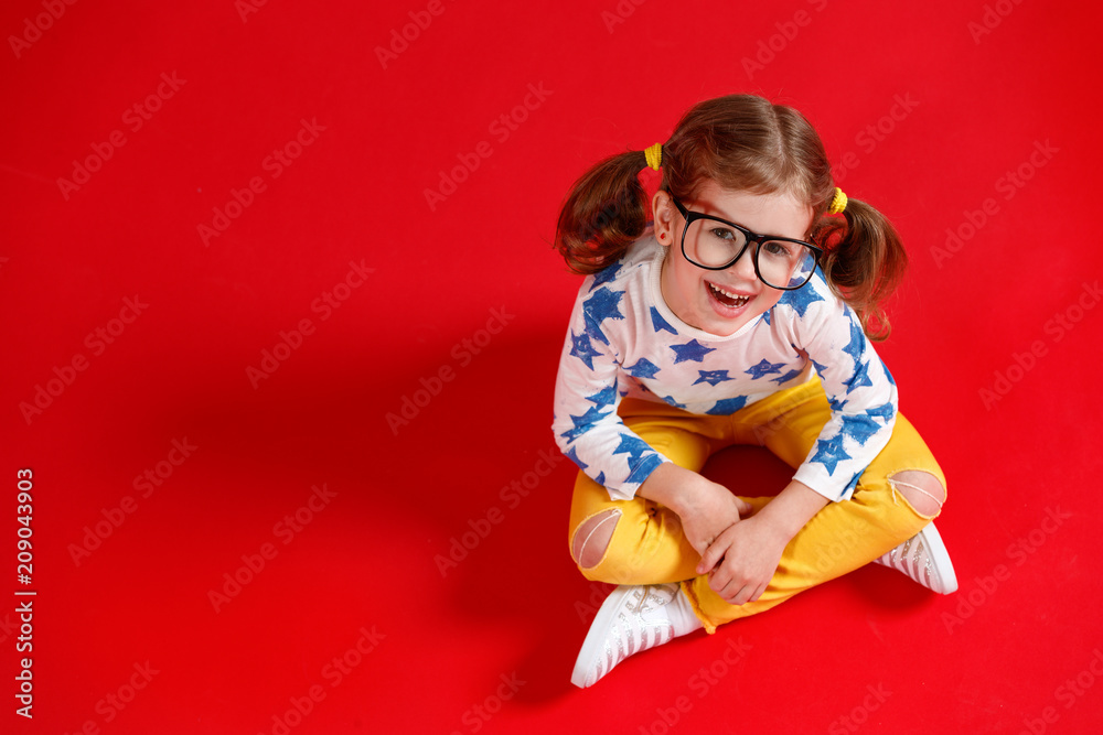 彩色背景下戴眼镜的有趣小女孩
