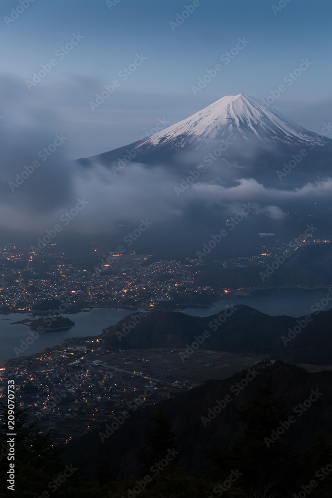 从新都道视角看清晨的富士山和河口湖。