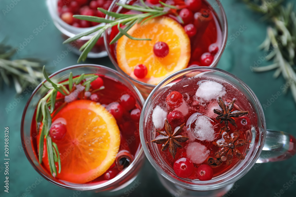 桌上的玻璃杯里有蔓越莓和香料的美味饮料