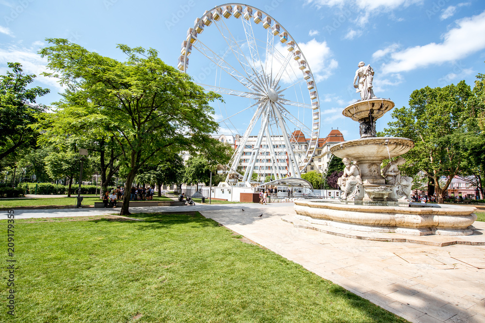 匈牙利布达佩斯伊丽莎白广场，带摩天轮和喷泉
