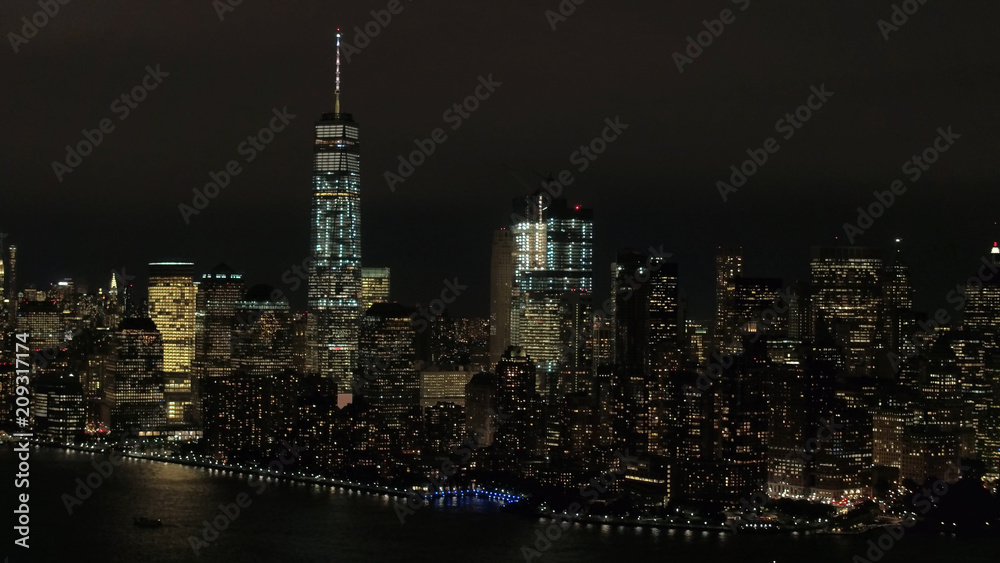 航空航天：世界贸易和金融中心大楼的天际线在夜间点亮