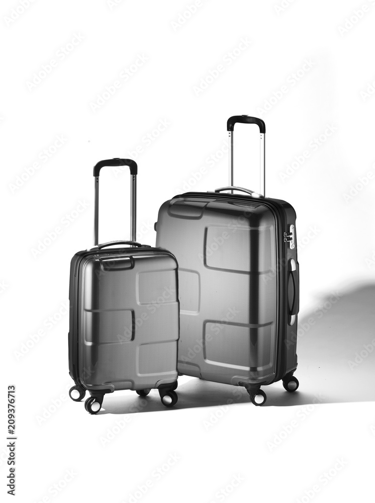 两个黑色旅行行李箱。