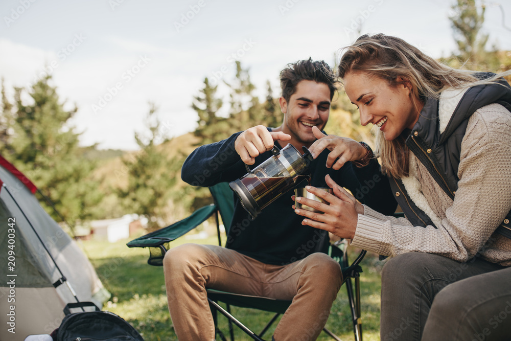 情侣在露营地喝咖啡