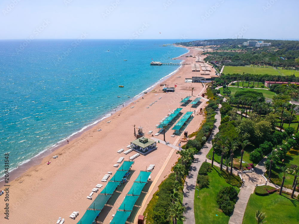 Side附近土耳其里维埃拉海滩的鸟瞰图。