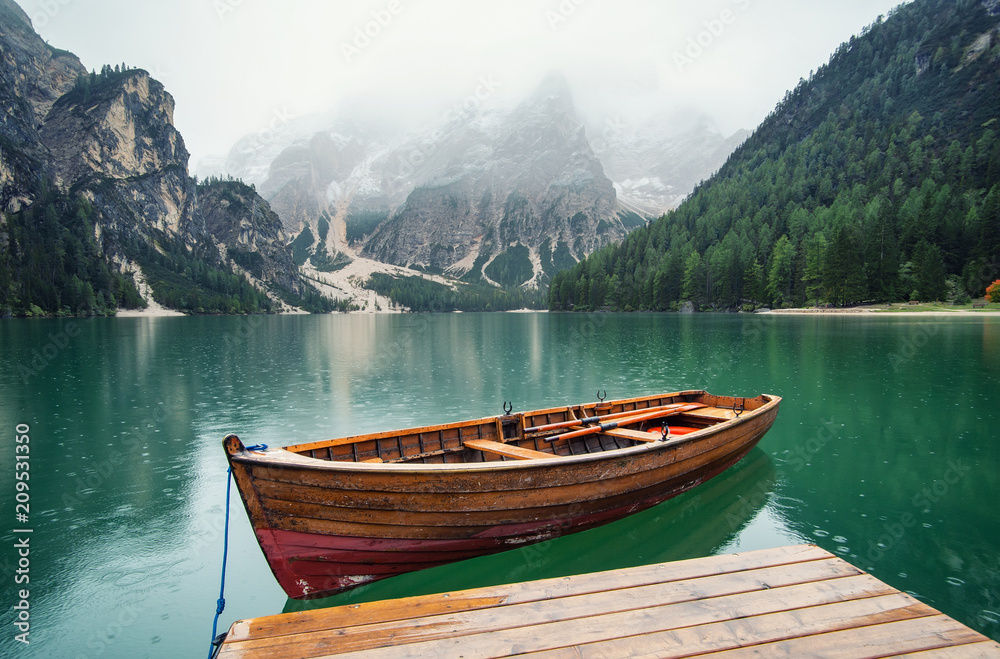 意大利山谷中的湖泊。意大利山脉中美丽的自然景观。