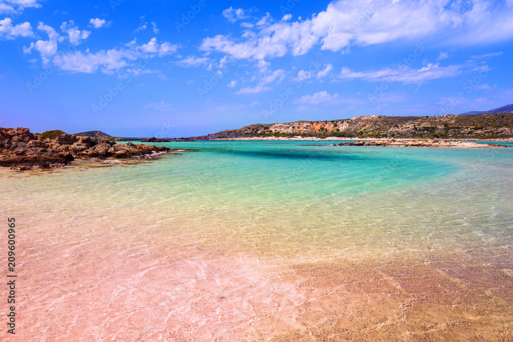希腊克里特岛上的Elafonissi海滩，粉红色的沙子