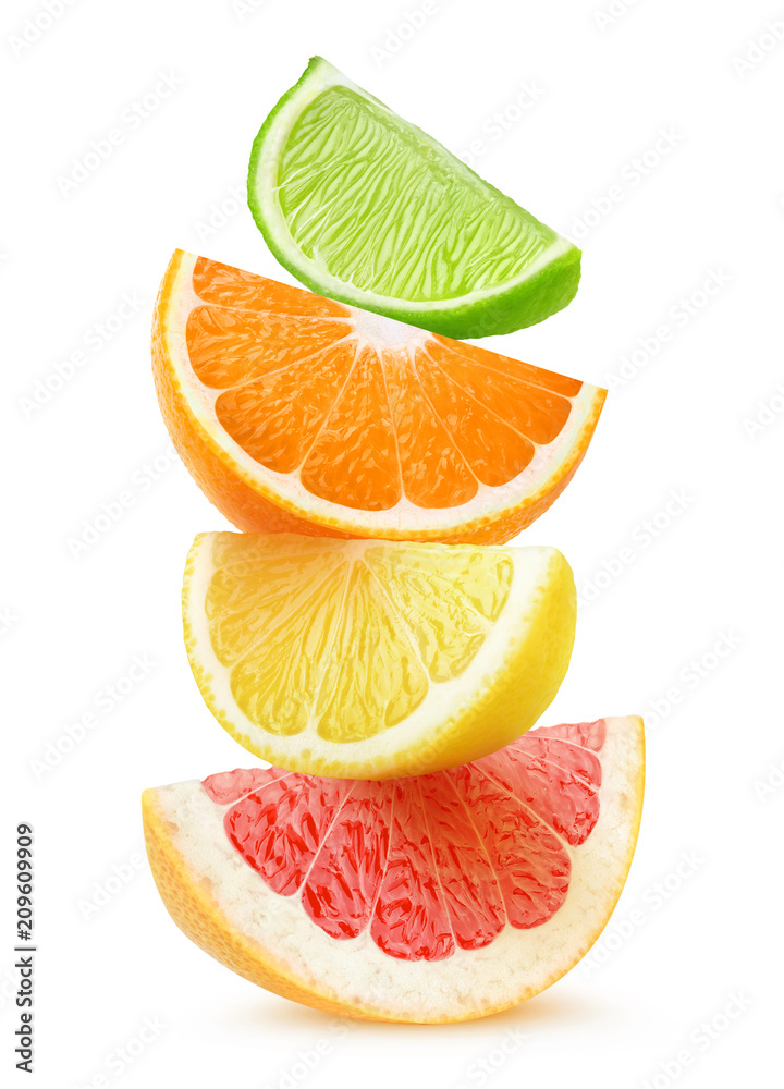 独立的柑橘片。葡萄柚、橙子、柠檬和酸橙的片叠在一起。iso
