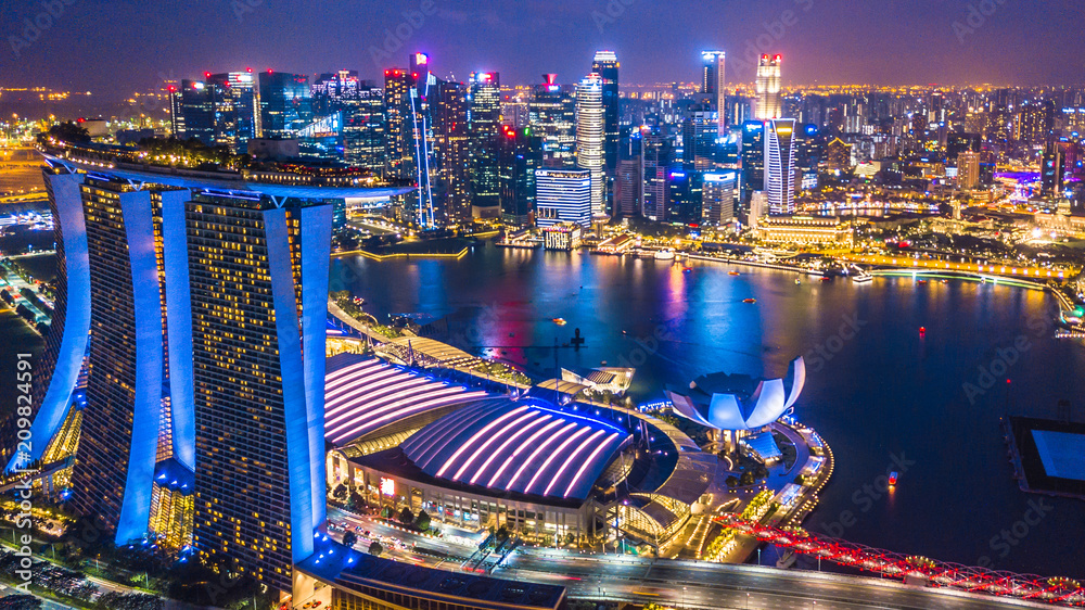 鸟瞰新加坡城市天际线，亚洲最美丽的摩天大楼和天际线建筑。