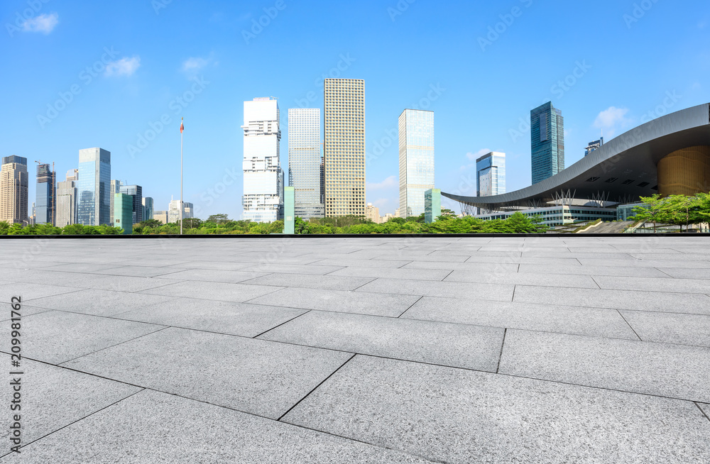 中国深圳的空广场和现代城市商业建筑全景