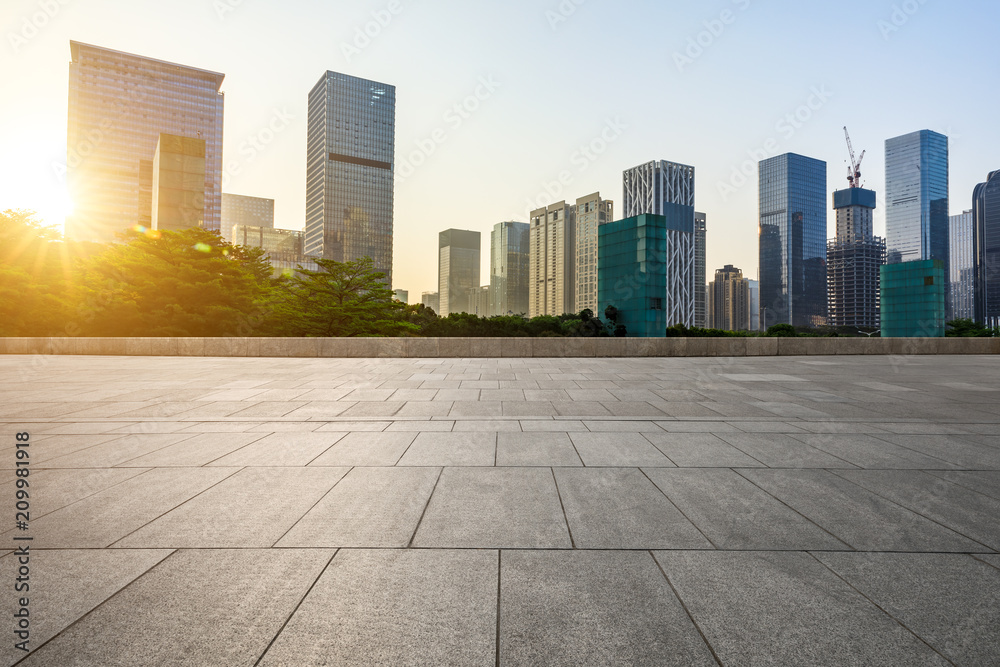 深圳日出时的空旷广场层和现代商业建筑