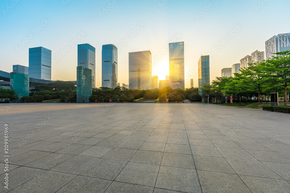 深圳日出时的空旷广场层和现代商业建筑