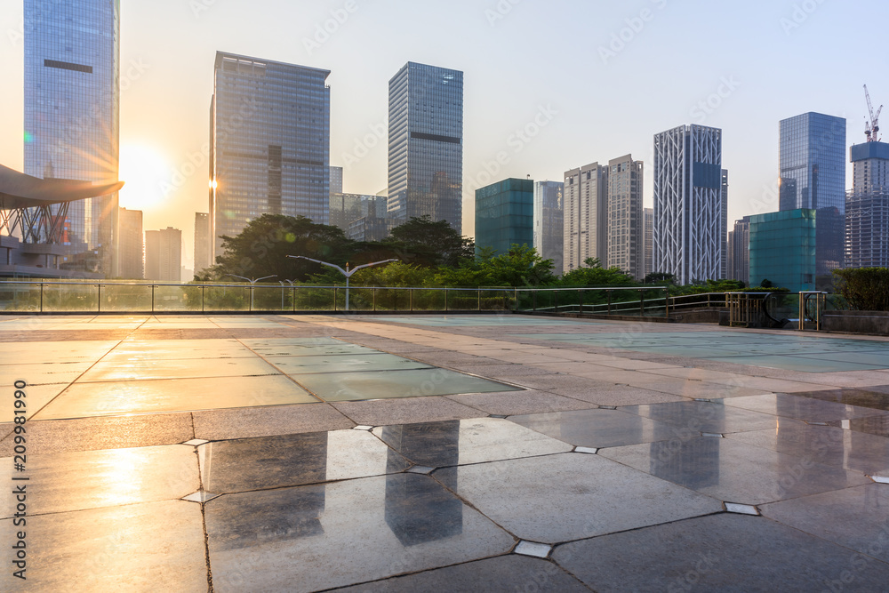 深圳日出时的空广场和现代商业建筑