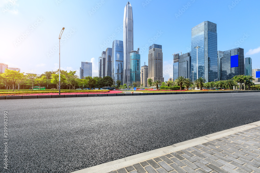 中国深圳空旷的柏油路和现代城市商业建筑