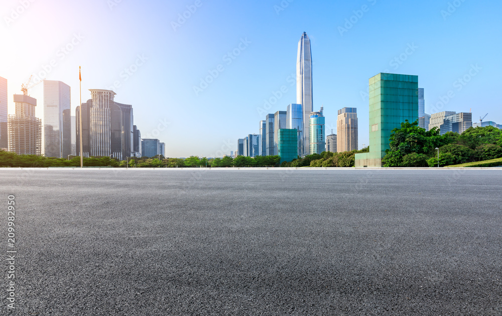 深圳沥青路与现代城市商业建筑全景