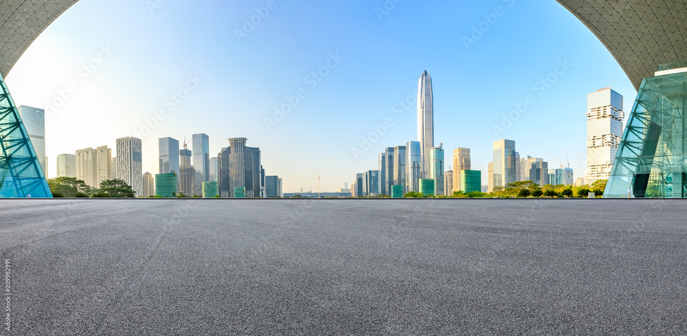 深圳沥青路与现代城市商业建筑全景