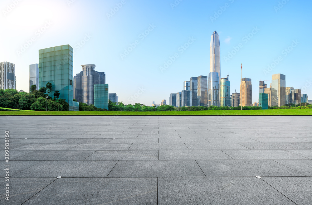 中国深圳空荡荡的广场层和现代化的城市天际线
