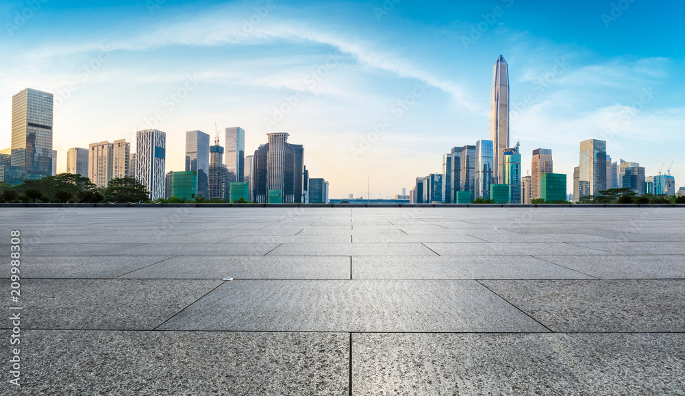 中国深圳空旷的广场层和现代城市天际线全景
