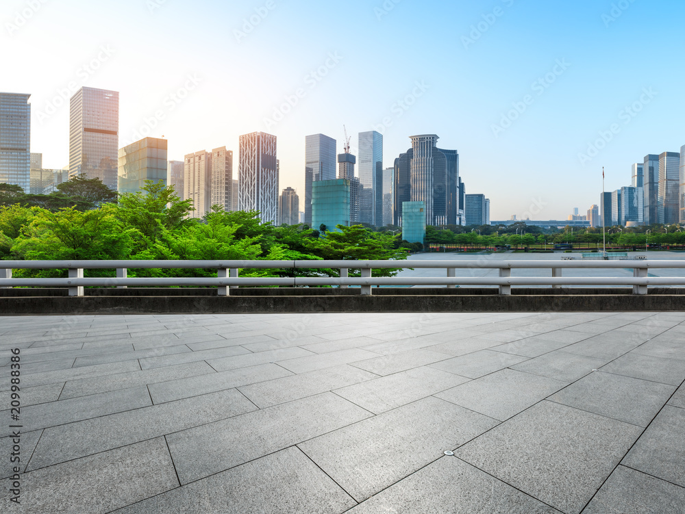 中国深圳空荡荡的广场层和现代化的城市天际线