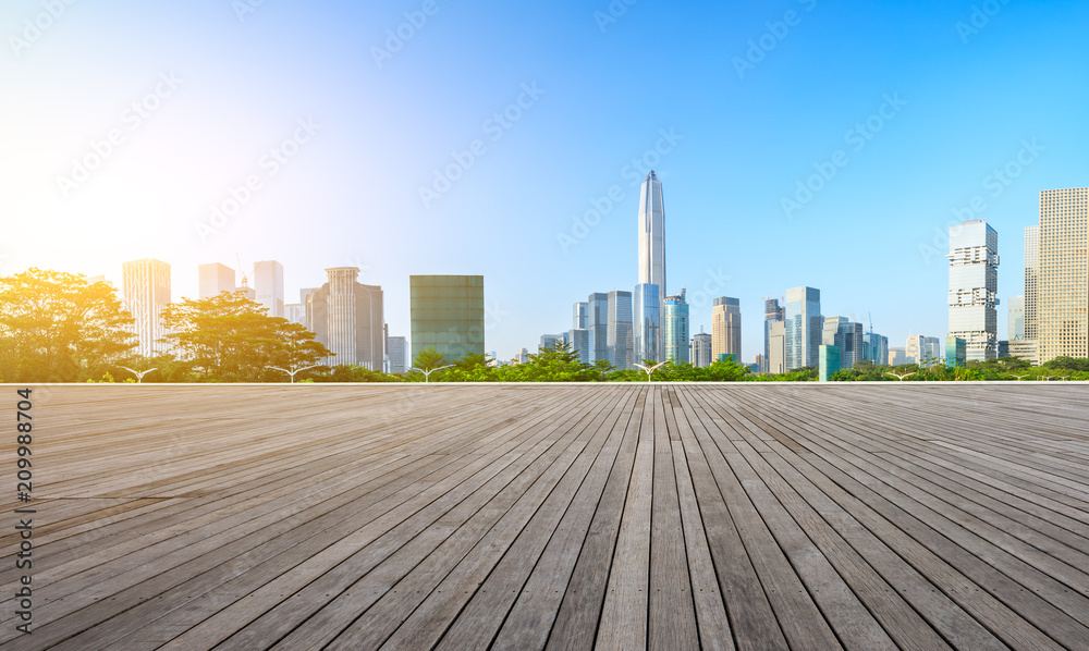 中国深圳木地板广场与现代城市天际线全景