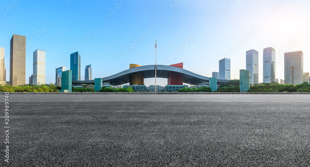 中国深圳沥青广场路与现代城市天际线全景