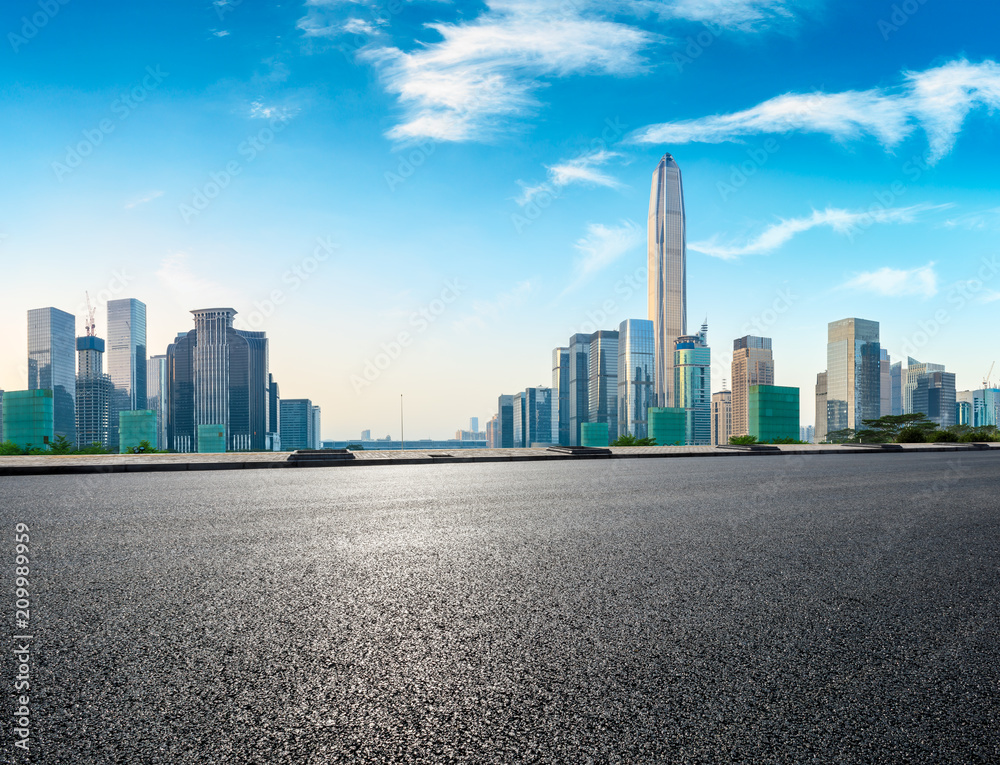 中国深圳沥青广场路与现代城市天际线