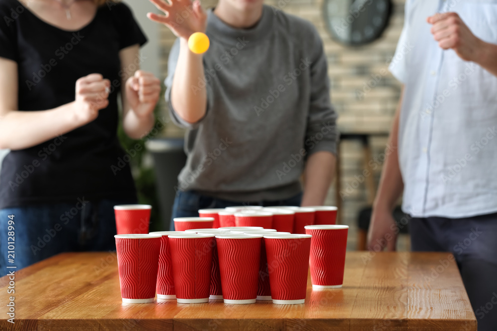 人们在酒吧里打啤酒乒乓球
