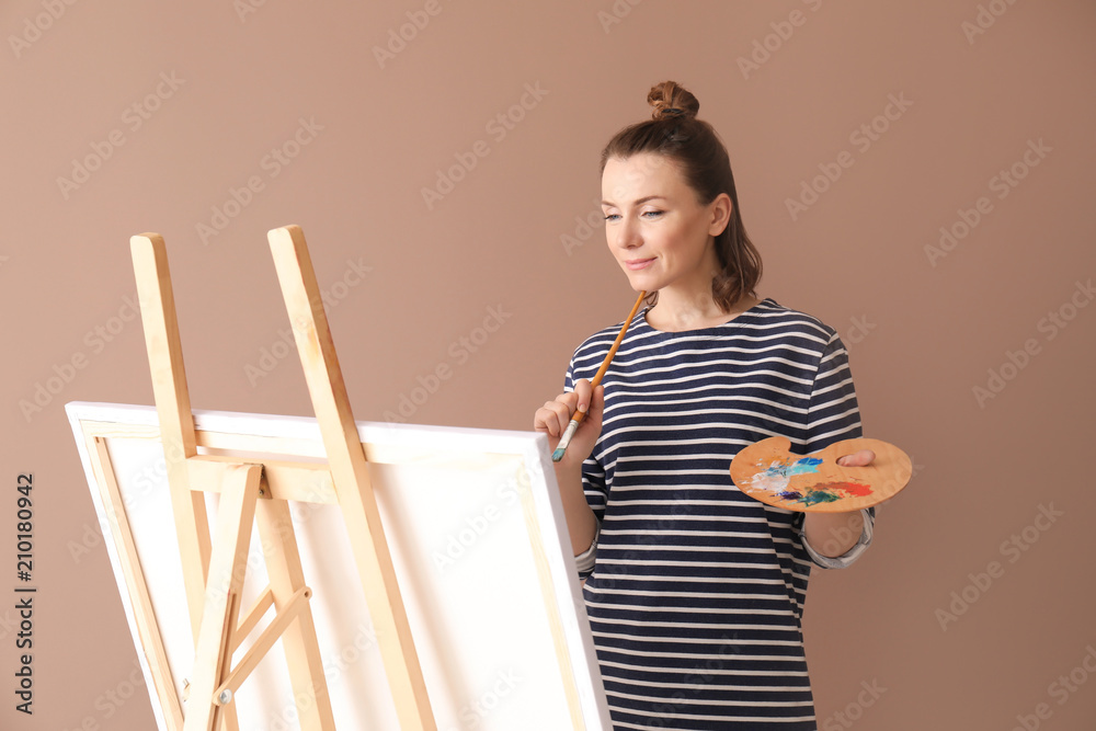 女艺术家在彩色背景上作画