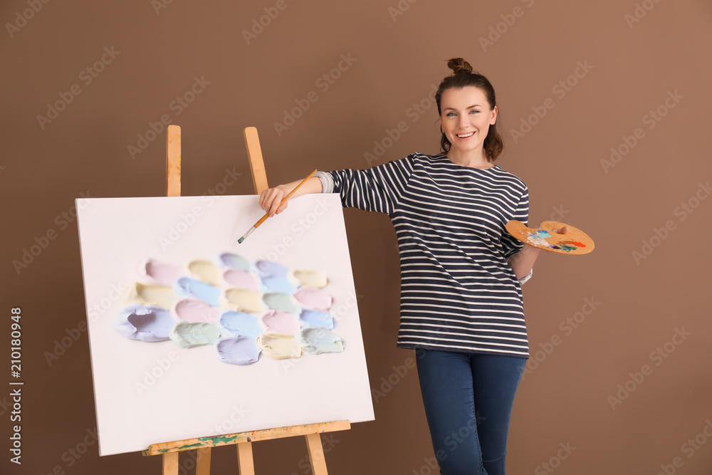 彩色背景下的女艺术家绘画