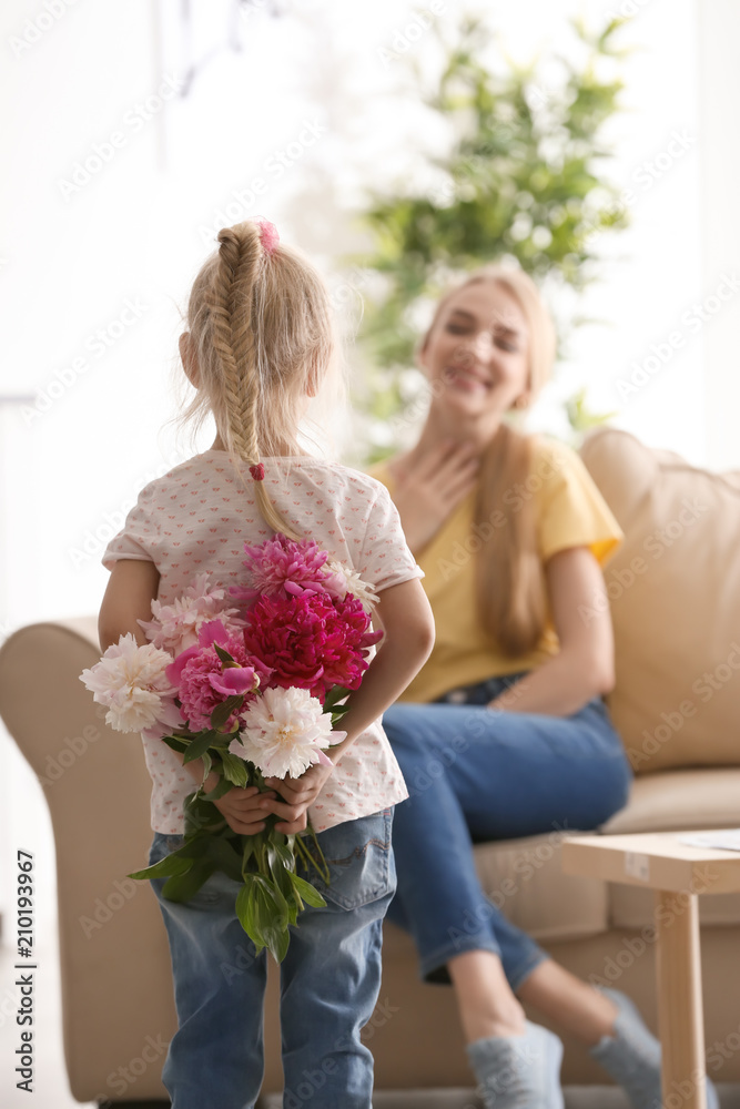 可爱的小女孩背着妈妈藏着花束