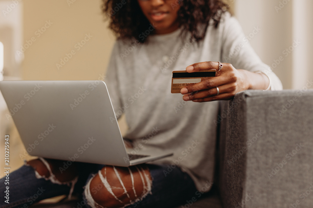 女性使用信用卡进行在线交易