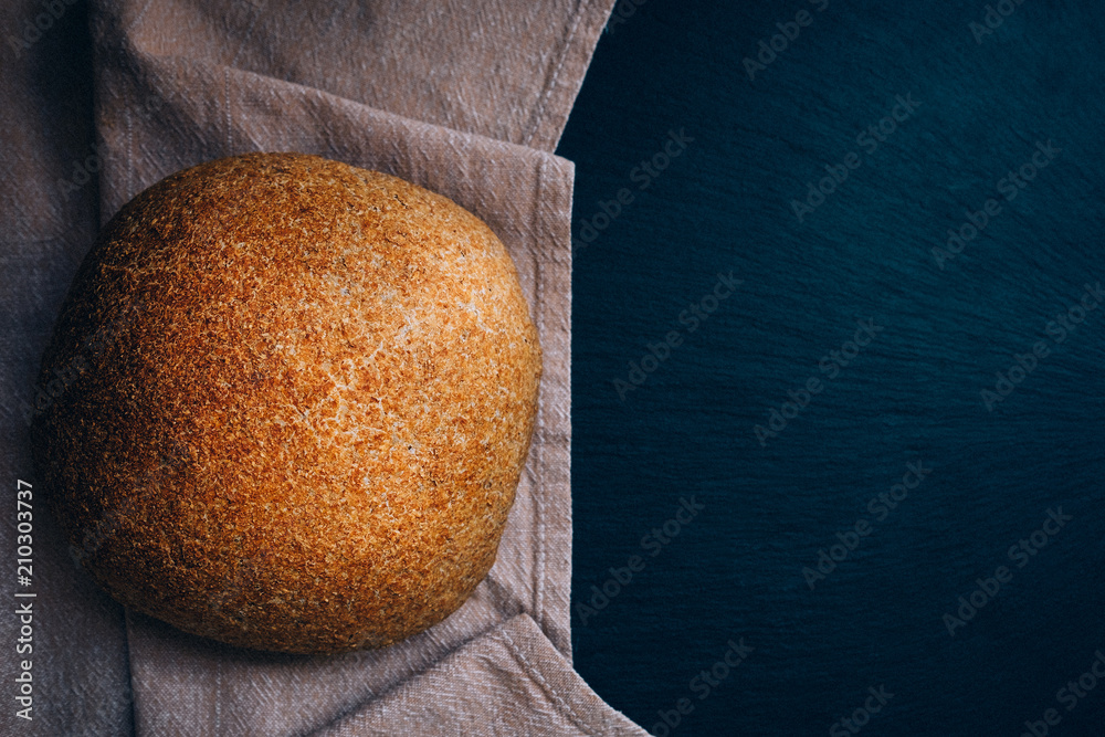 凉爽的石桌上的自制面包俯视图。