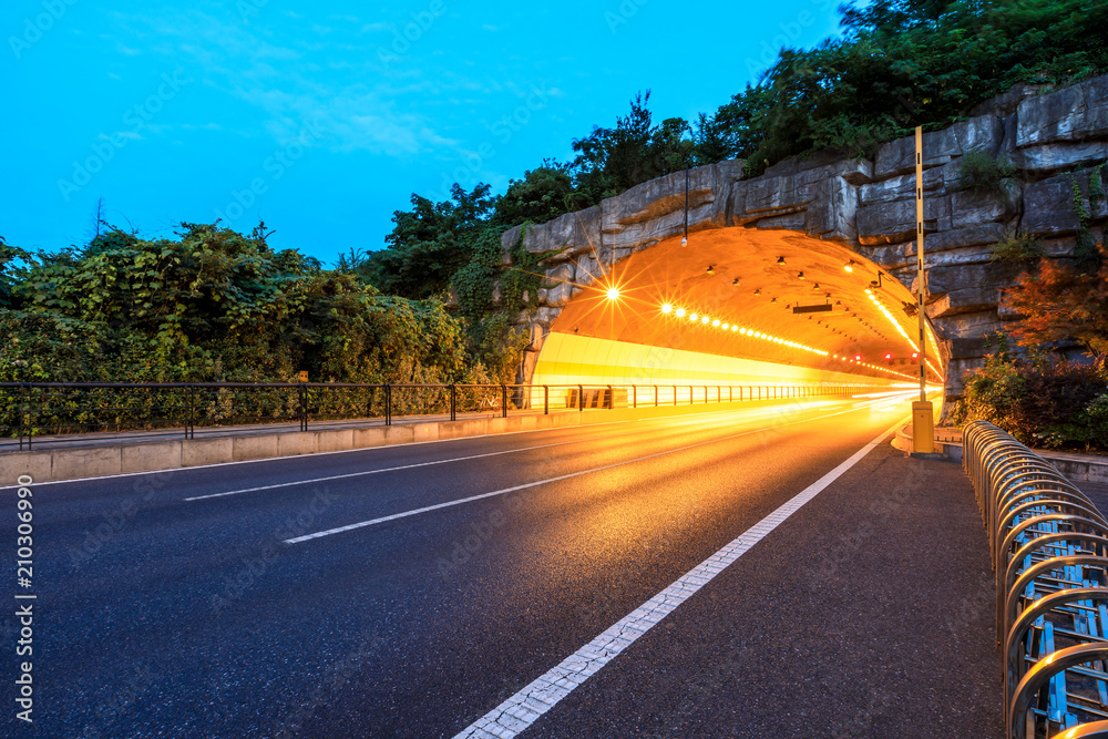 夜间公路隧道，交通理念