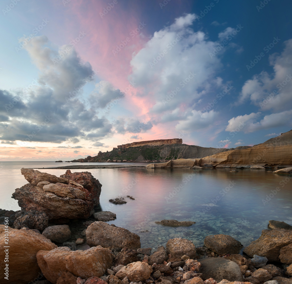 马耳他格尼纳湾壮观的日落