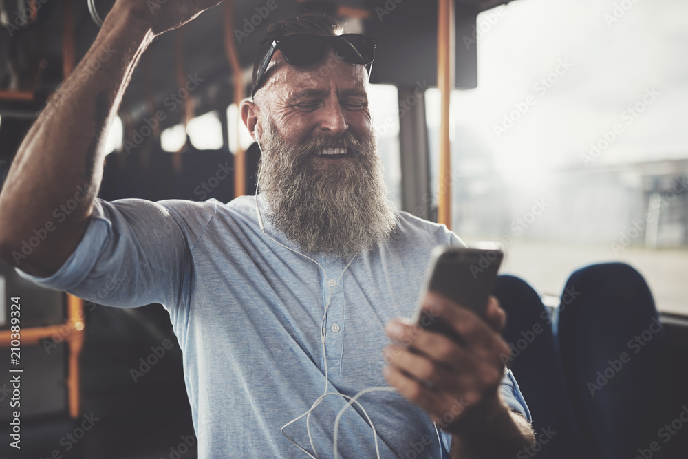 成熟男人在公交车上听音乐大笑