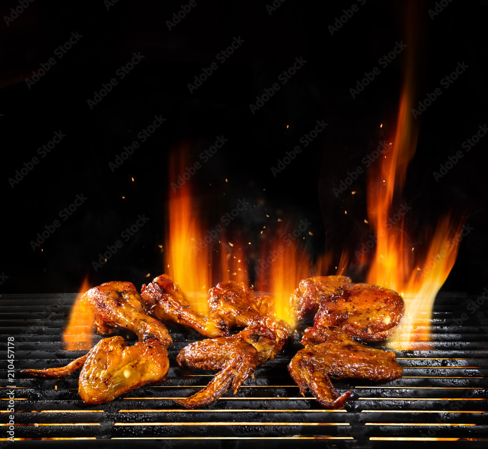 各种各样的鸡肉正在烤，在黑色上隔离