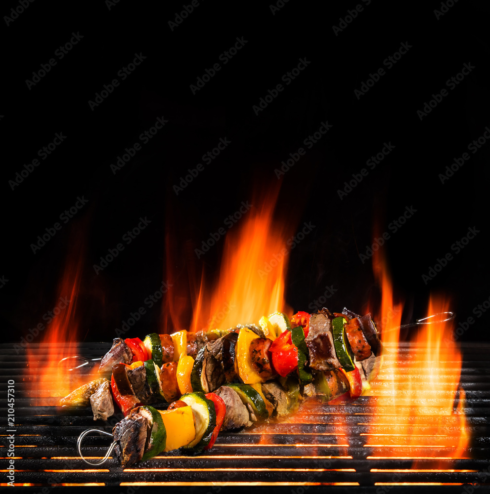 火焰烤架上美味的烤串。