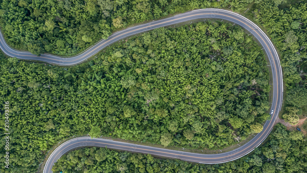 东南亚森林公路鸟瞰图，穿过森林的省道鸟瞰图