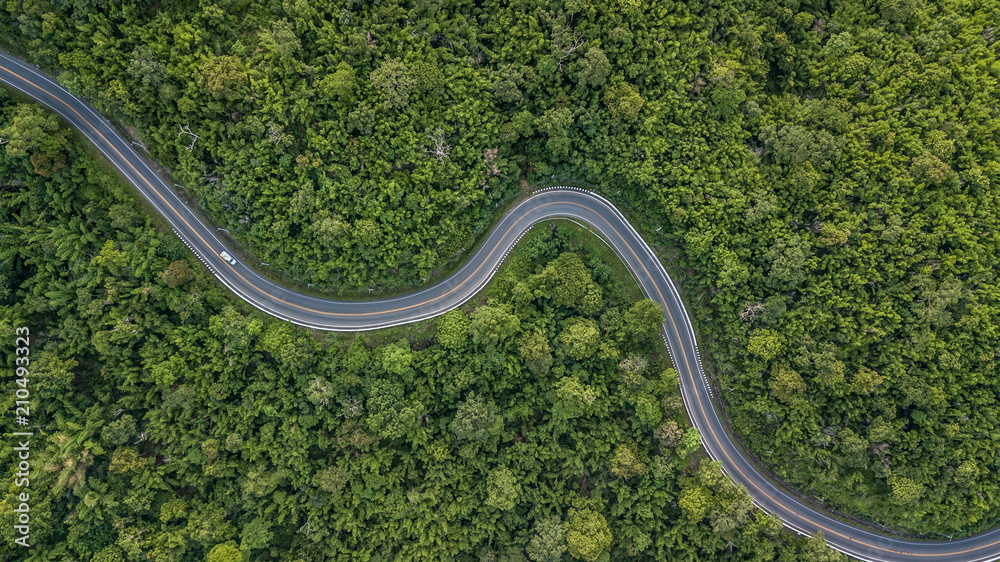 东南亚森林公路鸟瞰图，一条省级柏油路从上方经过