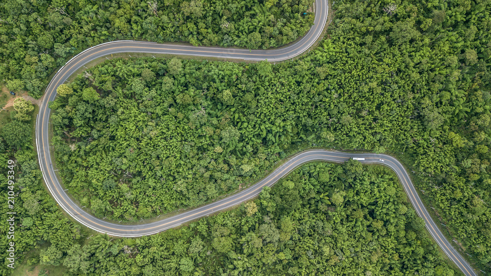 东南亚森林公路鸟瞰图，一条省道穿过森林公路的鸟瞰图