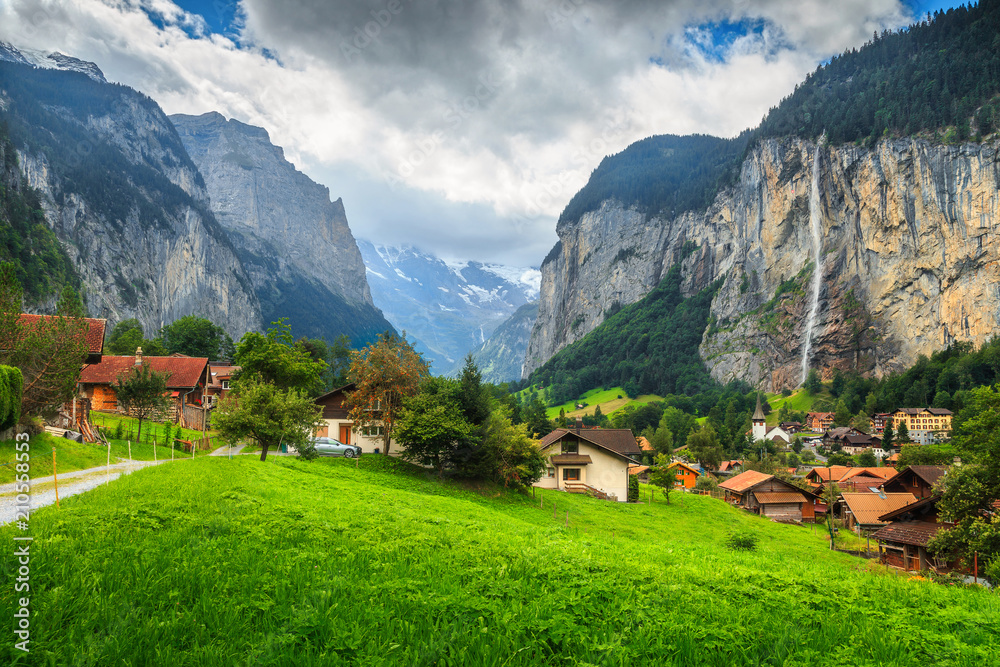 壮观的Lauterbrunnen镇和Staubbach瀑布，瑞士，欧洲