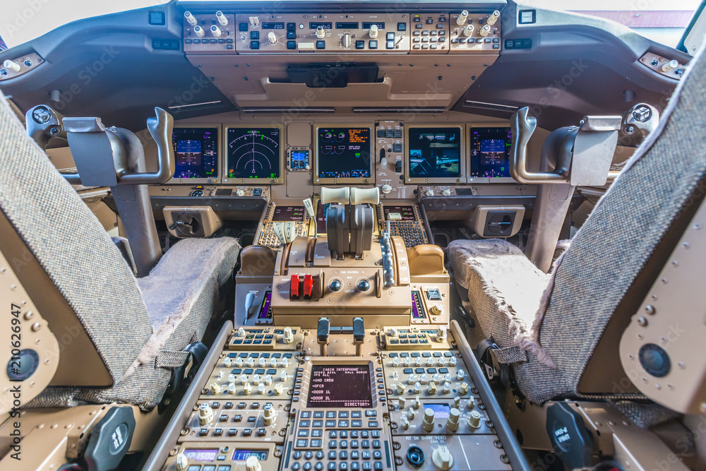 驾驶舱内的客机内部、发动机功率控制和其他飞机控制单元