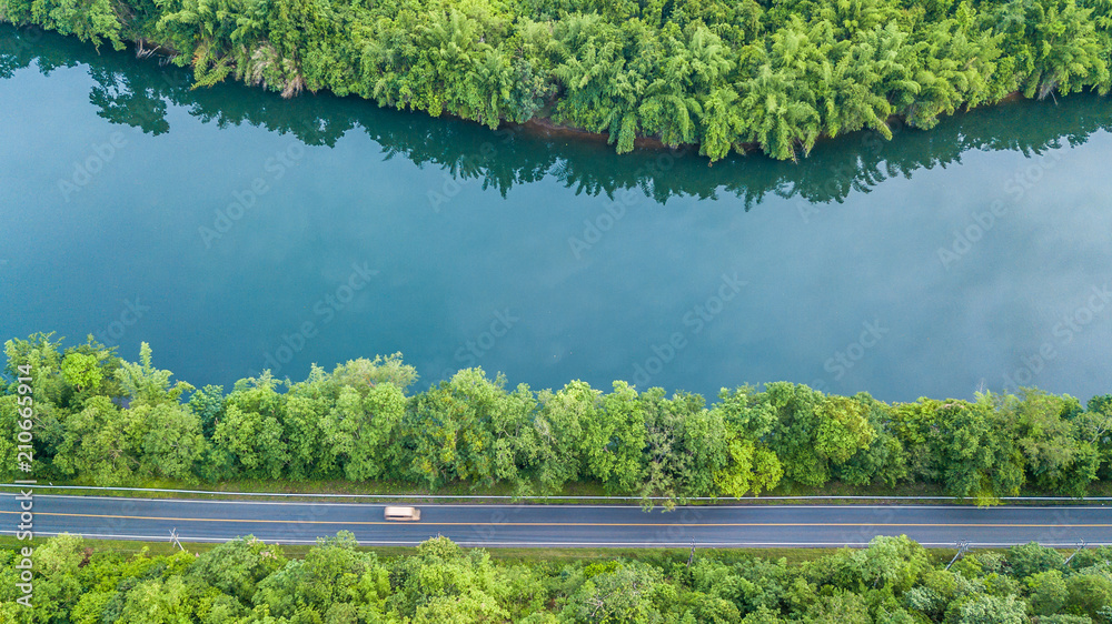 有汽车和河流的公路轨道鸟瞰图，围绕树木和森林，公路鸟瞰图t