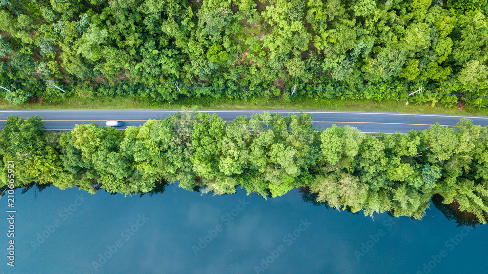 带汽车和河流的鸟瞰道路轨迹，树木和森林周围，道路鸟瞰图