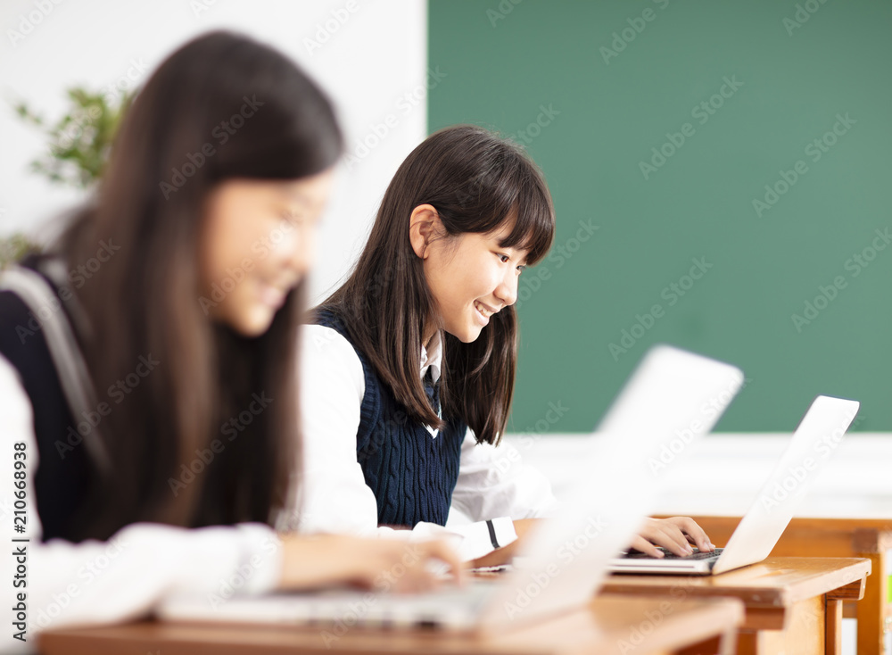 青少年学生在课堂上用笔记本电脑在线学习