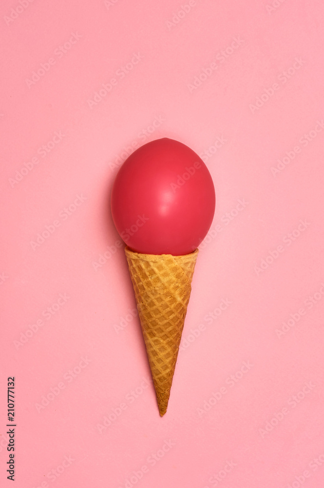 粉色背景的空冰淇淋短号。平躺风格。