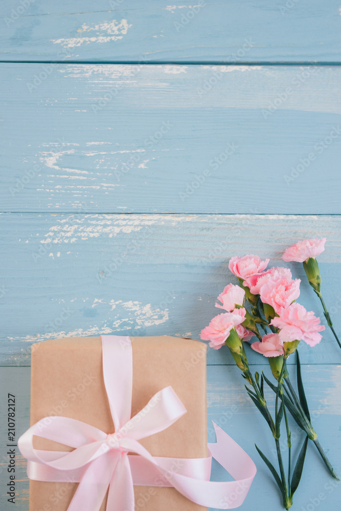 情人节。蓝色背景礼盒和鲜花俯视图