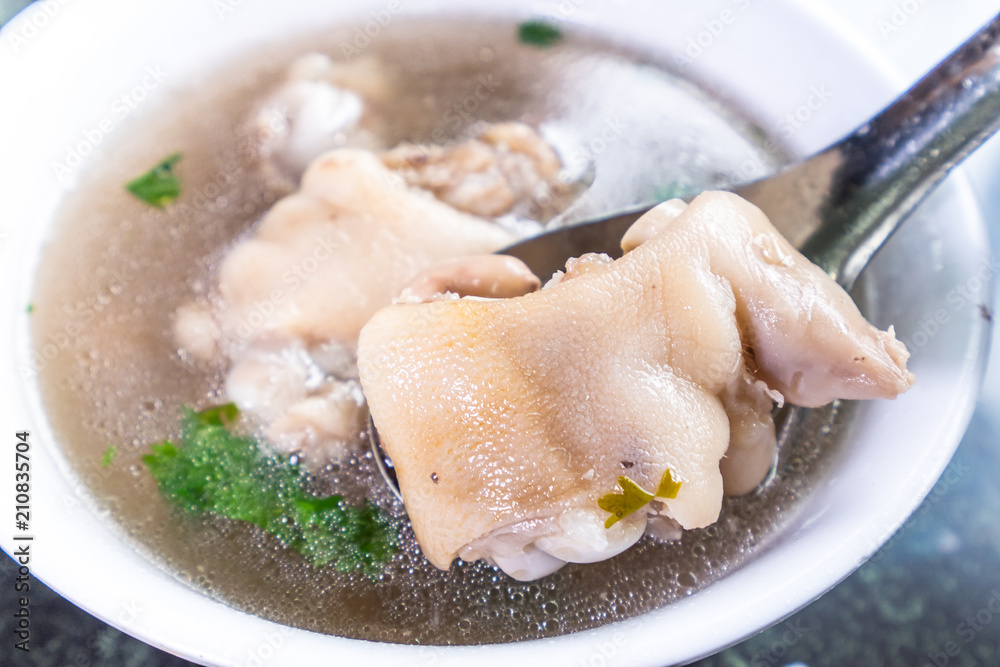 台湾特色名小吃：石上白碗花生猪蹄汤