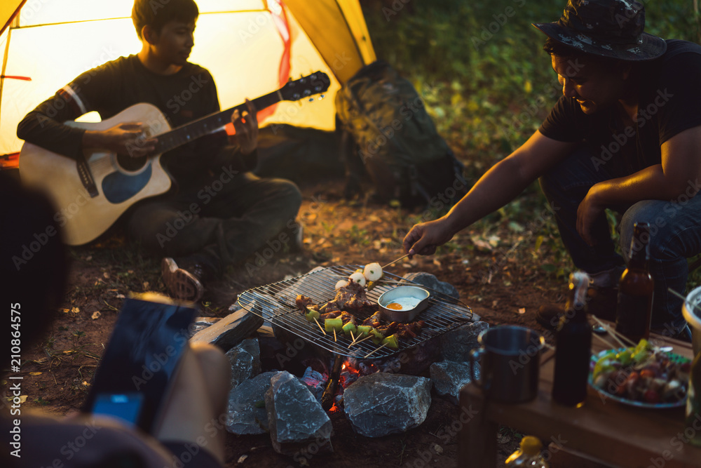 朋友团正在露营和烧烤