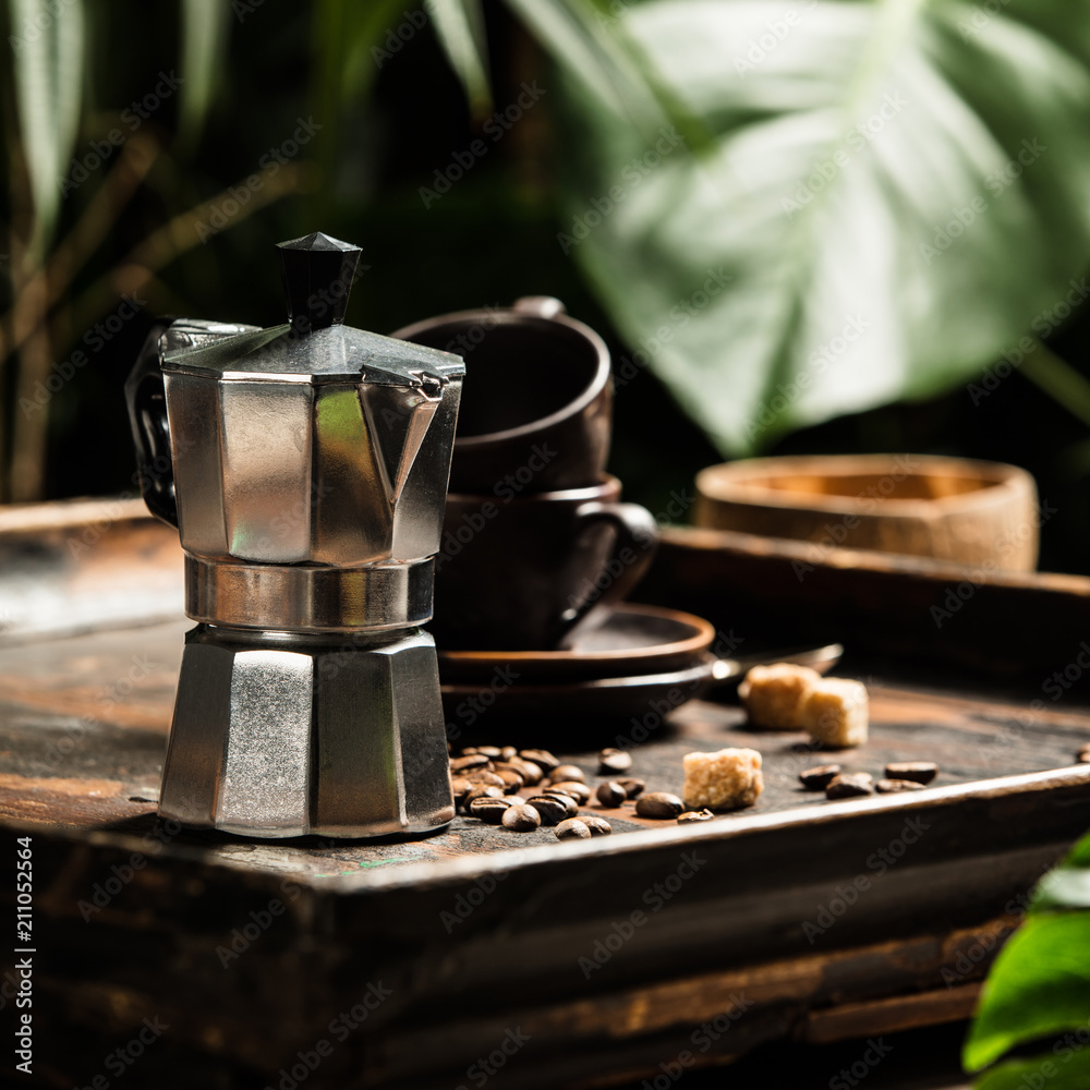 咖啡和热带树叶背景