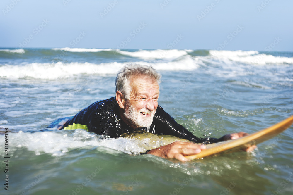 冲浪板上的老人